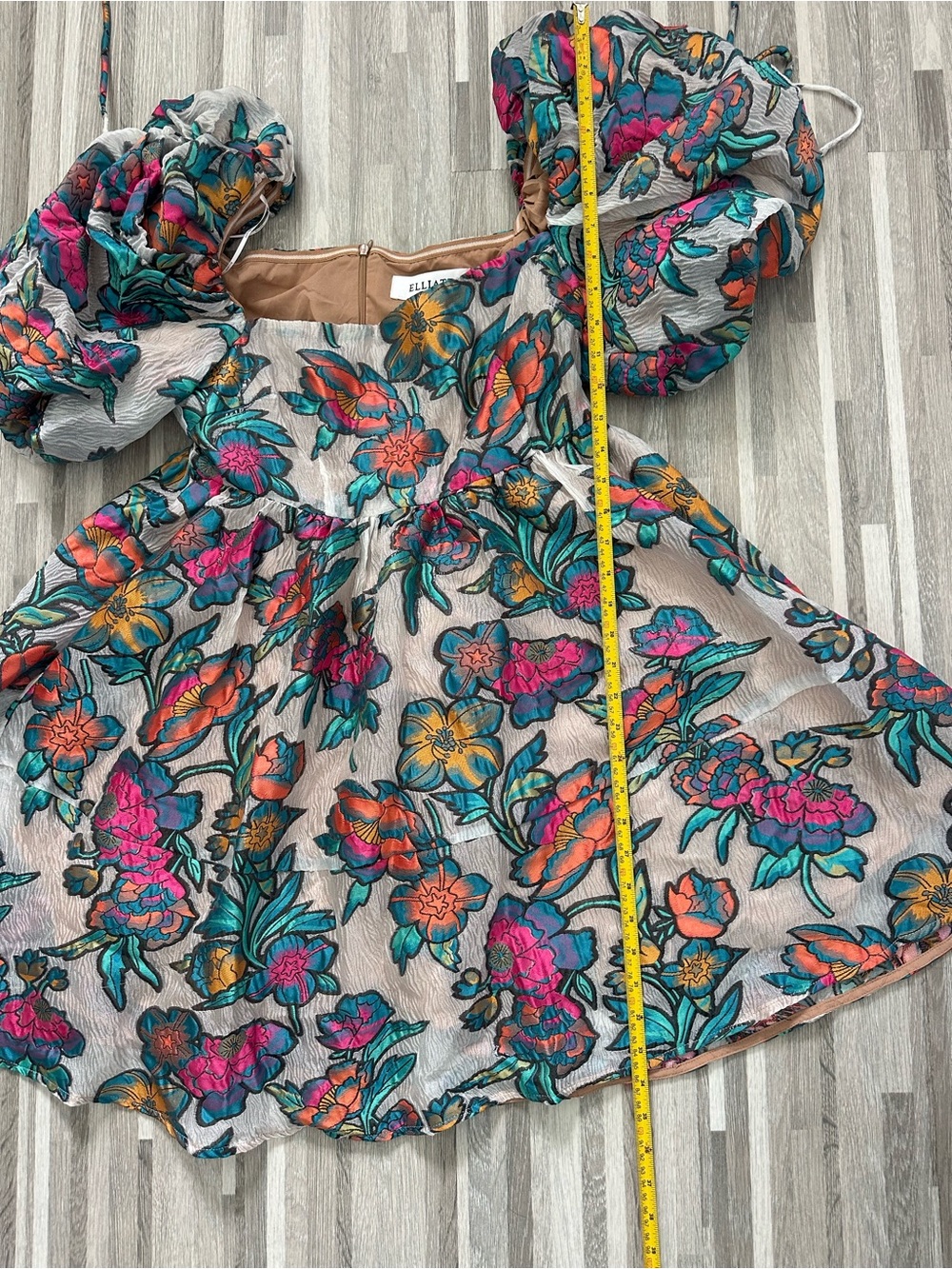 Elliatt Vespera floral jacquard flared babydoll dress with puff sleeves. Size M. - Picture 6 of 9
